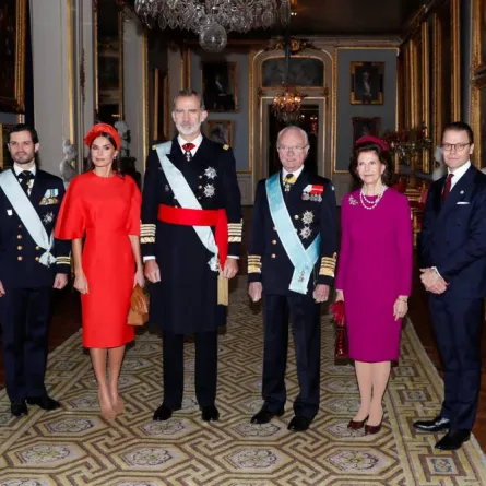 العائلة المالكة السويدية في إستقبال الملك فيليب والملكة ليتيزيا- الصورة من موقع Lavanguardia