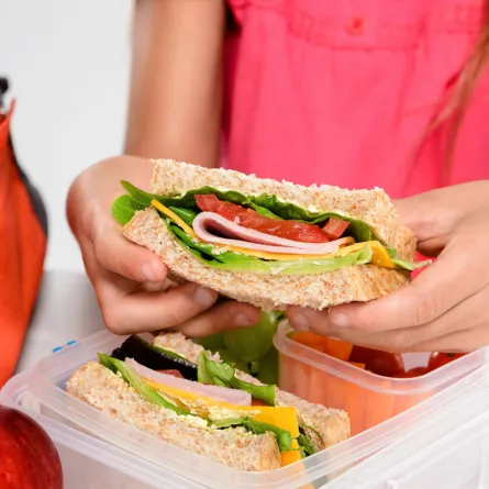 صورة لطفل يتناول وجبة خفيفة