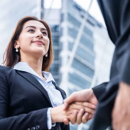 آداب مصافحة المرأة