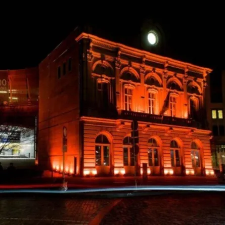 مدن مضاءة بالبرتقالي