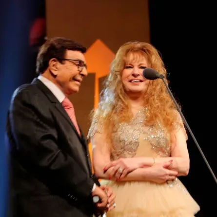 نيللي تتسلم التكريم من سمير صبري - الصورة من المركز الإعلامي لمهرجان القاهرة السينمائي