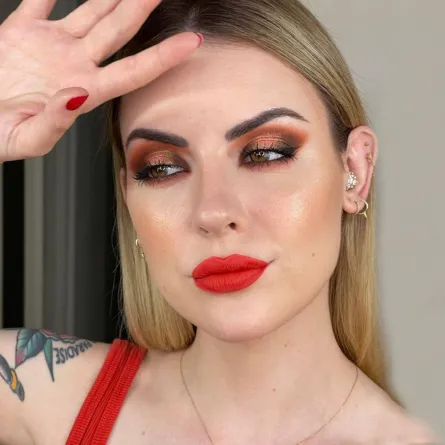 مكياج باللون الأحمر