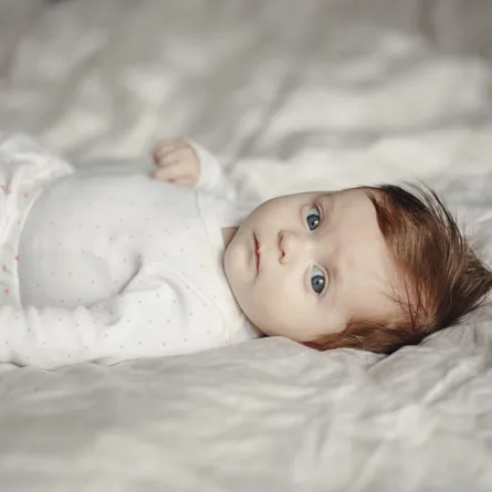 صورة لطفل رضيع في سريره