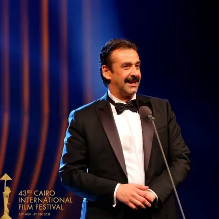 كريم عبد العزيز لحظة تكريمه - الصورة من حساب مهرجان القاهرة السينمائي على الفيس بوك