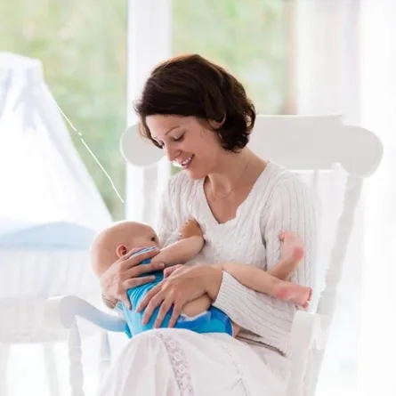 صورة لطفل يتناول حليب الثدي 