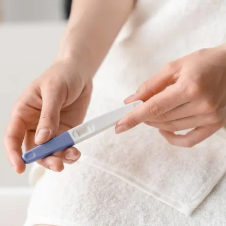 صورة لامرأة تتفقد اختبار الحمل