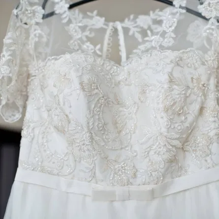 طرق تنظيف الفساتين الدانتيل