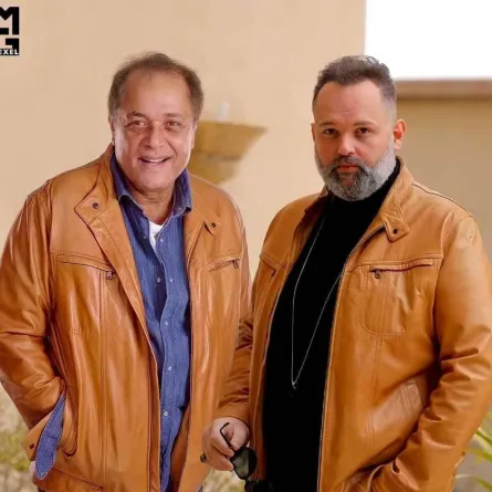 محمد مع والده محمود عبد العزيز - الصورة من حسابه على الفيس بوك