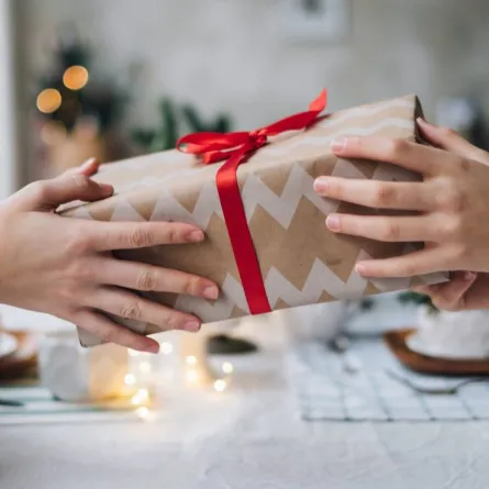 الاهتمام بتغليف الهدية بطريقة مميزة وجذابة