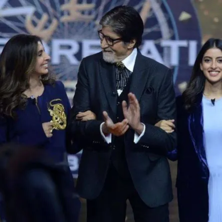 أميتاب باتشان يتوسط ابنته وحفيدته- الصورة من حسابه على إنستغرام