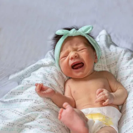 صورة لرضيع يبكي بشدة