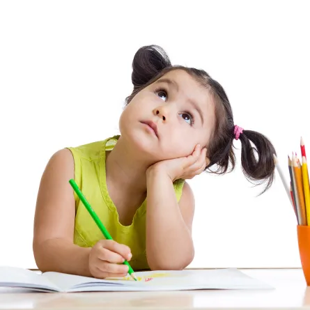 صورة لطفلة صغيرة تفكر 