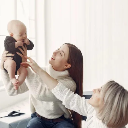 صورة لأم وجدة تكلمان المولود