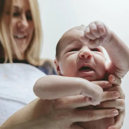 صورة مولود يبكي في الحمام