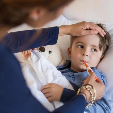 صورة لطفل يلزم الفراش بسبب الحرارة المرتفعة