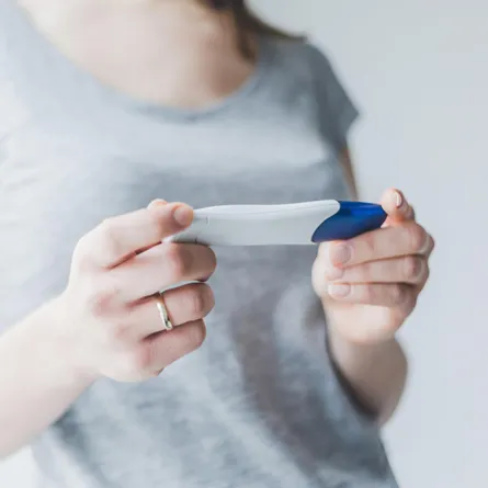 صورة لحامل تقوم بالكشف عن الحمل عن طريق اختبار الحمل المنزلي