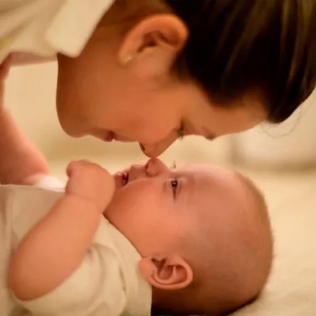 صورة تبين علاقة الأم بالرضيع