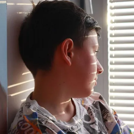 صورة لطفل ينظر  بعيداً