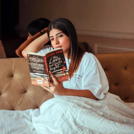 صورة لفتاة تقرأ