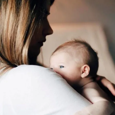 صورة لأم تهدهد رضيعها