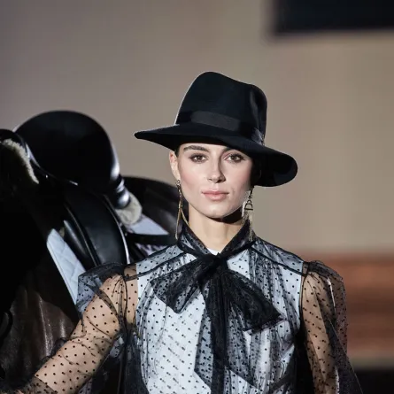 قبعة سوداء من إليزابيتا فرانكي Elisabetta Franchi 