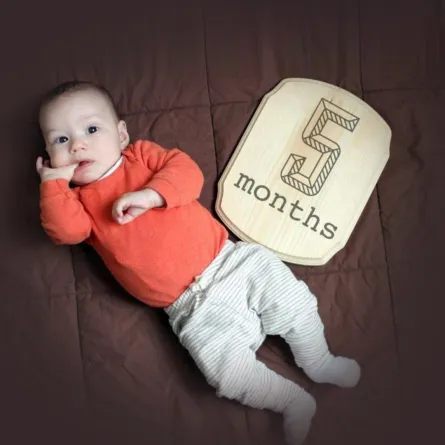 صورة لرضيع في الشهر الخامس