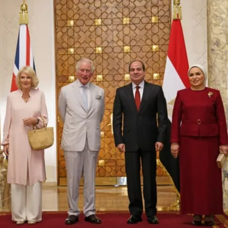 الرئيس عبد الفتاح السيسي وزوجته السيدة الأولى انتصار عامر يستقبلان الأمير تشارلز وزوجته كاميلا في قصر الإتحادية- الصورة من موقع Express and Star