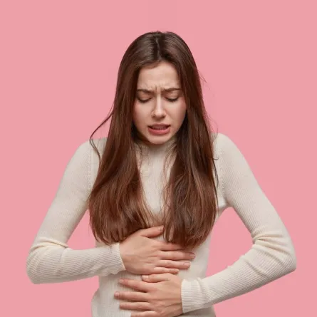 علاج الاستفراغ وألم البطن في المنزل