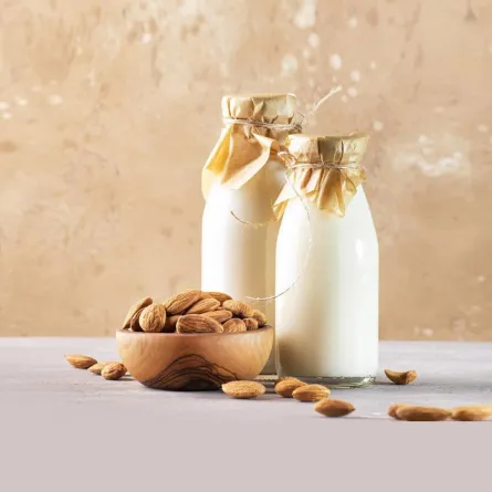 صورة للوز وحليب اللوز