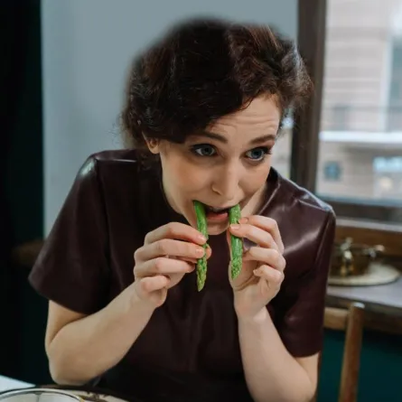 صورة امرأة تاكل الهليون