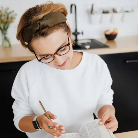 تقوم بالاطلاع علي أحد القواميس 