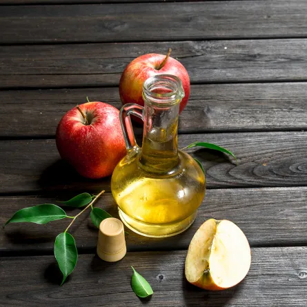 صورة لزجاجة من خل التفاح 
