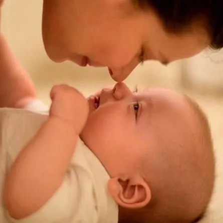 صورة لأم تداعب طفلها