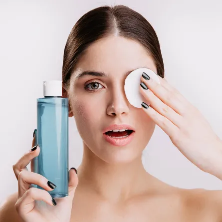 الطريقة الصحيحة لإزالة مكياج العيون