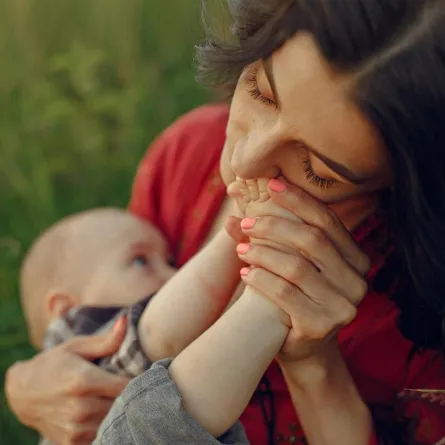 أم ترضع طفلها