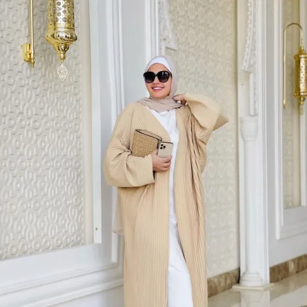 عبايات بدرجات النيود لإطلالة هادئة