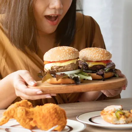 تناول الدهون يمكن أن "يُخفي" السرطان وفق دراسة علمية