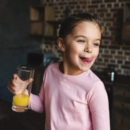 صورة لطفلة تشرب العصير