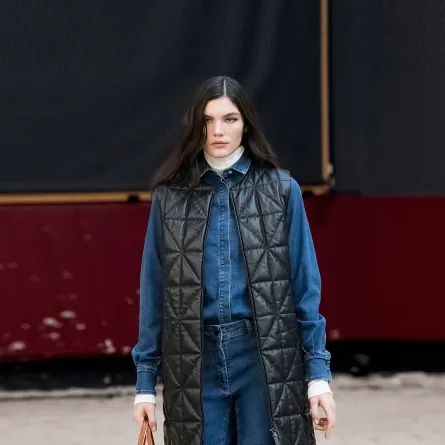 بنطلون جينز واسع قصير مع قميص جينز ومعطف بدون أكمام