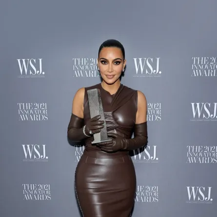 كيم كردشيان ترتدي القفاز خلال حفل Innovator Awards