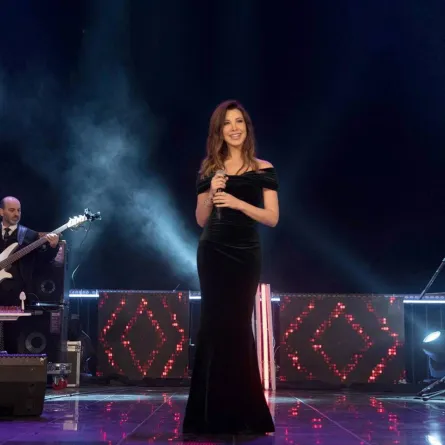 نانسي عجرم بفستان أوف شولدرز مع تنورة بتصميم حورية البحر