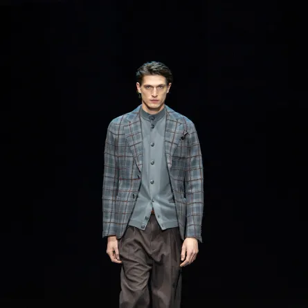 اختر القميص الرسمي لإطلالاتك الأنيقة من جيورجيو أرماني  Giorgio Armani