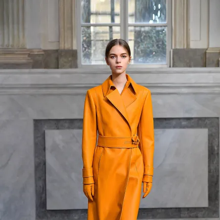 أجمل موديلات المعاطف الجلدية من مجموعات خريف وشتاء 2021-2022