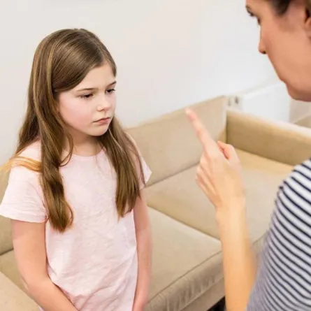 صورة لأم تستخدم أسلوباً خاطئاً في التربية