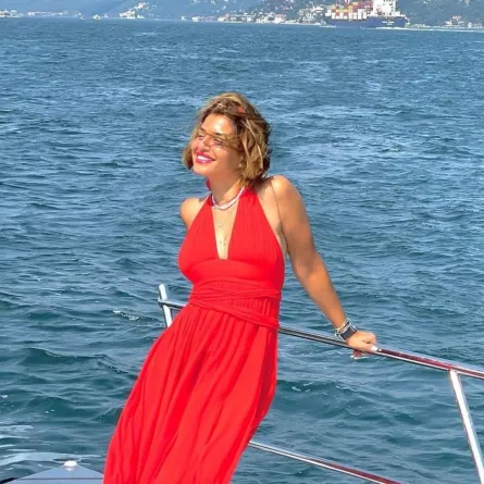 إطلالات منة فضالي بالأحمر