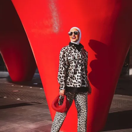 تنسيق الكنزة مع الأزياء المطبعة