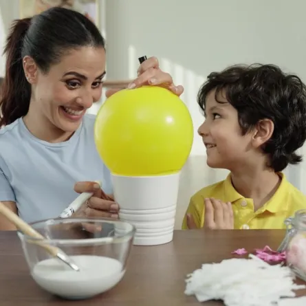 أفكار حيل وأعمال يدوية باستخدام ورق المطبخ لقضاء وقت ممتع مع طفلك