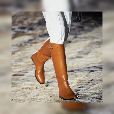 أحذية باللون البني