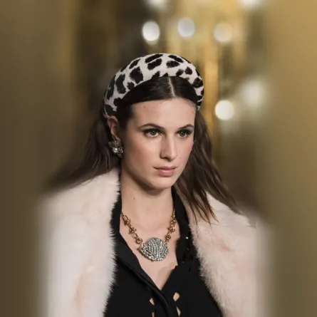 طوق شعر عريض بتصميم مستوحى من جلد الفهد باللونين الأبيض والأسود