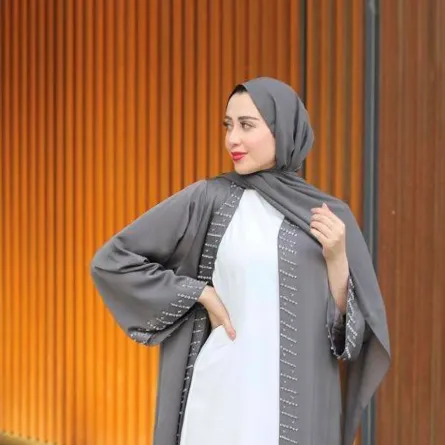 شهد ناصر بعباية مفتوحة مطرزة